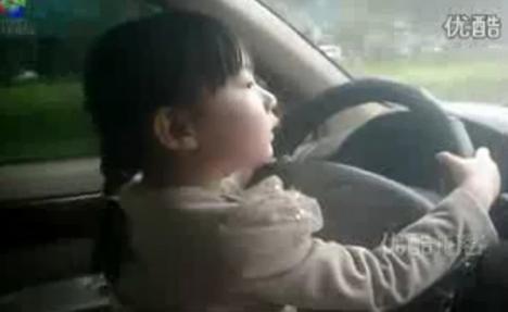 Inconştienţă crasă: O fetiţă de 4 ani conduce singură maşina pe autostradă!